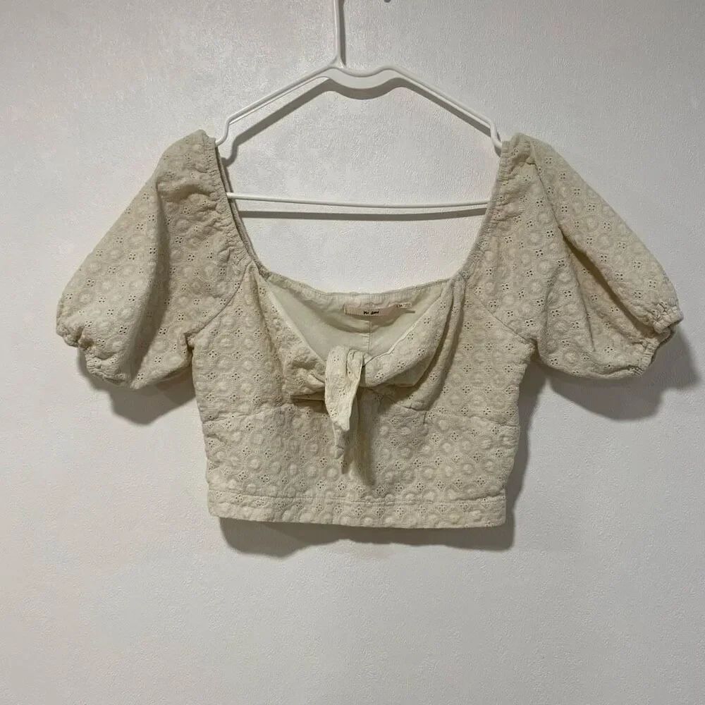 Mi Ami Women’s Eyelet Puff Sleeve Crop Top Tie Front Cream Size M